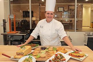 烹饪艺术 Instructor showing food